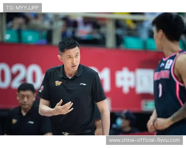 杨鸣谈质疑 球队士气不减,杨鸣是球员还是教练 杨鸣谈质疑 球队士气不减,杨鸣是球员还是教练